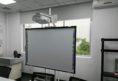 豪华型白板支架在会议室展示白板案例